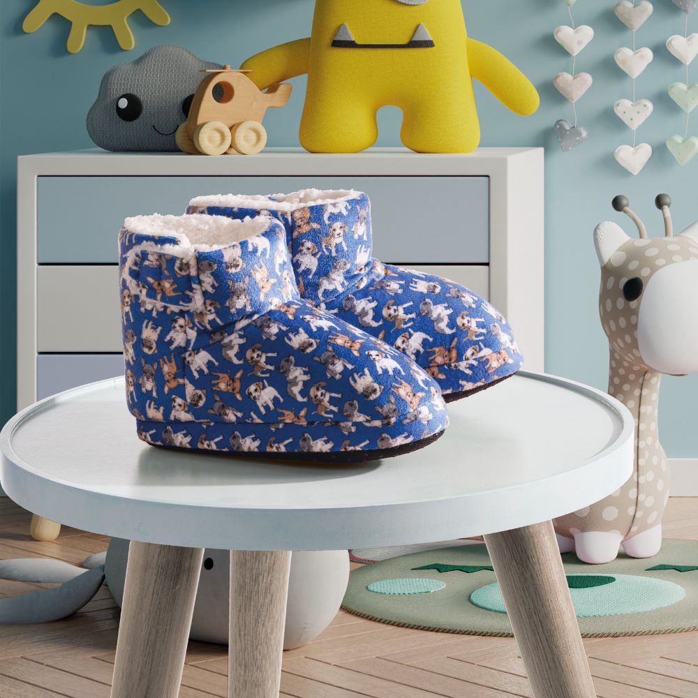 pantufa-botinha-infantil-dogs-azul-ambientada
