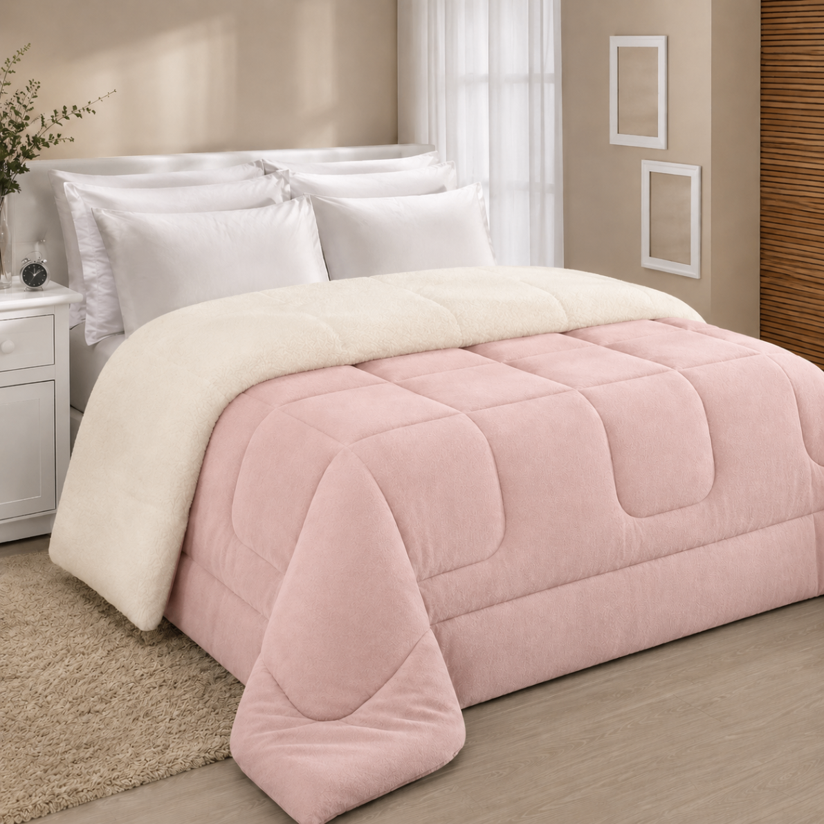 Cobertor Plumê rosa claro com lado sherpa creme sobre a cama