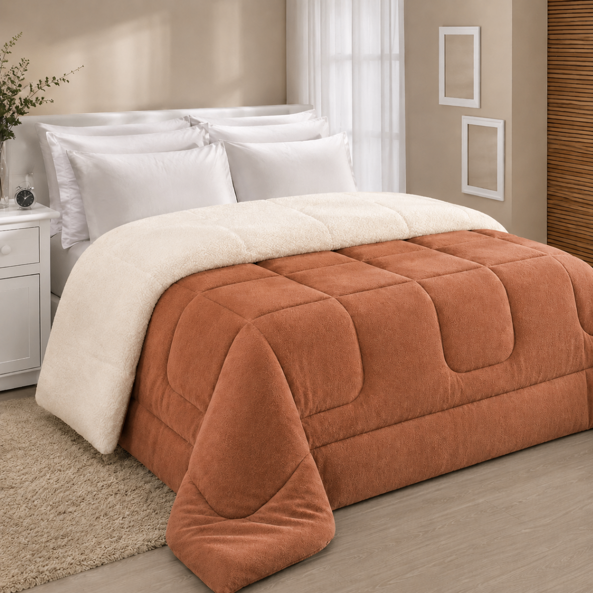 Cobertor Plumê terracota com lado sherpa creme sobre a cama