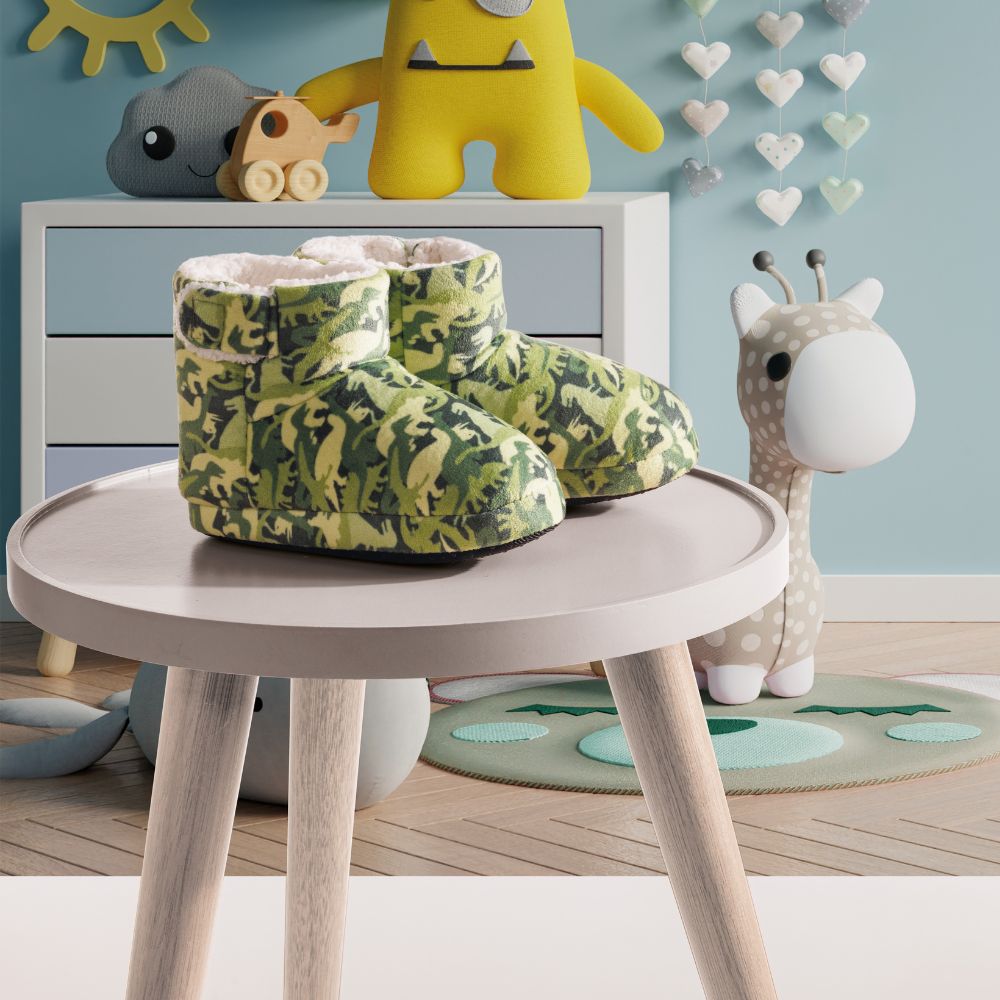 pantufa-botinha-infantil-dino-verde-ambientada